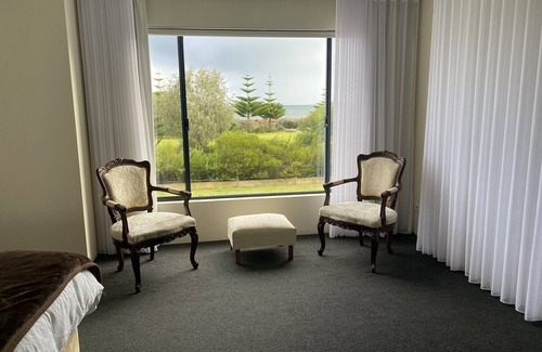 Geographe House | Busselton on the Beach “Luxury Beach Front”