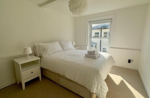 St Leonards-On-Sea House | Buttercup Cottage Off-Street Parking 2 Large SUVs 3 Minutes to Beach