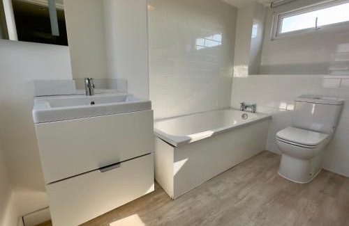 St Leonards-On-Sea House | Buttercup Cottage Off-Street Parking 2 Large SUVs 3 Minutes to Beach