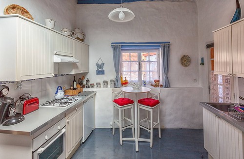 Meyrals Cottage | BUTTERFLY Cottage - Cosy Romantic Cottage in a calm hamlet, heated pool, gym