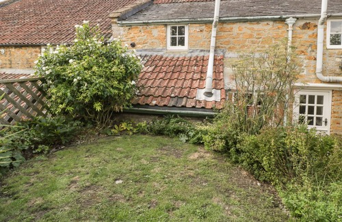 Brympton Cottage | BUTTON COTTAGE, pet friendly, character holiday cottage in Tintinhull