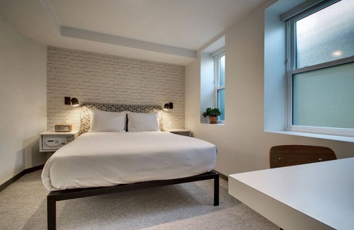 Foggy Bottom Hotel | Buzz Queen, Hotel Hive, Ensuite Comfort, Lively Locale