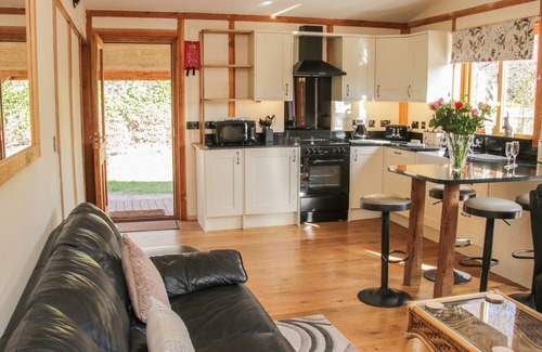 Felton Cottage | BUZZARD LODGE, character holiday cottage, with hot tub in Kinnerley