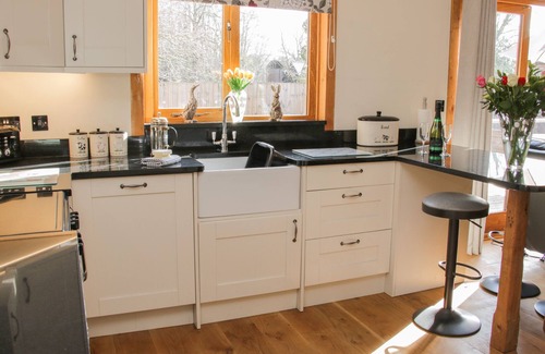 Felton Cottage | BUZZARD LODGE, character holiday cottage, with hot tub in Kinnerley