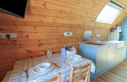 Bethania Cottage | BWTHYN BACH BREFI, romantic, with hot tub in Llanddewi-Brefi