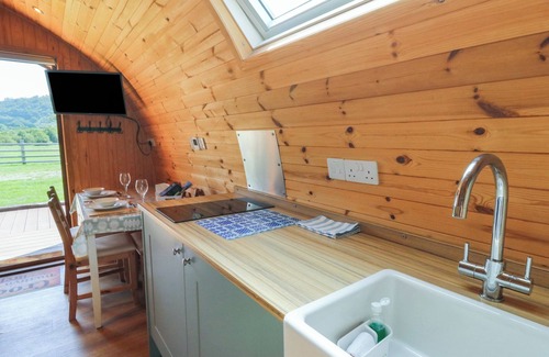 Bethania Cottage | BWTHYN BACH BREFI, romantic, with hot tub in Llanddewi-Brefi