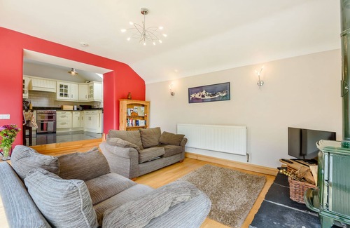 Llanfairpwllgwyngyll Cottage | BWTHYN GWYN, family friendly, with open fire in Penmynydd