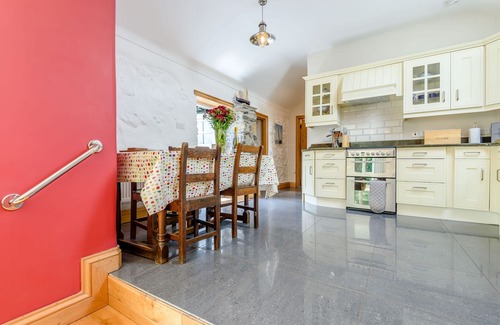 Llanfairpwllgwyngyll Cottage | BWTHYN GWYN, family friendly, with open fire in Penmynydd