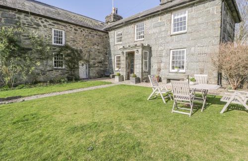 Llanfair House | Bwthyn Morse