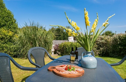Amlwch Cottage | Bwthyn Ty Croes - sleeps 4 guests in 2 bedrooms