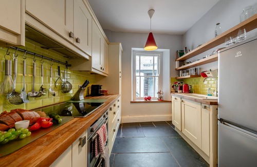 Llansteffan House | Bwthyn y Bardd - Three Bedroom House, Sleeps 6