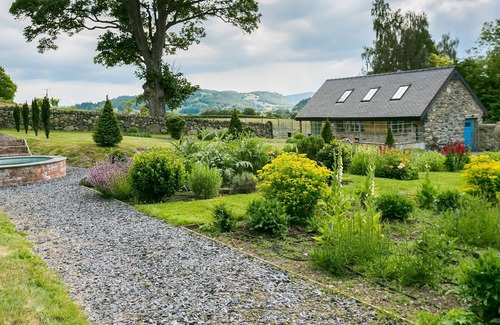 Colwyn Bay Cottage | Bwthyn Ysgubor - sleeps 4 guests in 2 bedrooms
