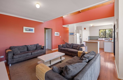 Dunsborough House | By the Bay on Everingham.stroll to the beach
