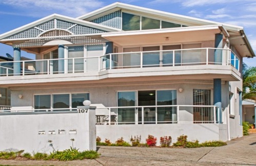 Ettalong Beach House | BY THE BEACH - WATERFRONT ETTALONG BEACH