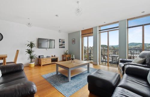 Inverness City Centre Apartment | By the Bridge by Toppo