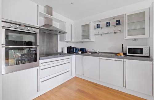 Inverness City Centre Apartment | By the Bridge by Toppo