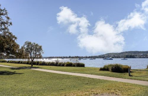 Booragul Apartment | By the Lake - Lake Macquarie