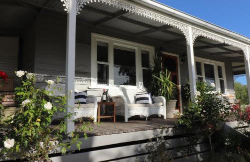 Swan Reach House | Bylands Cottage Historic Home - Tambo river views and pet friendly