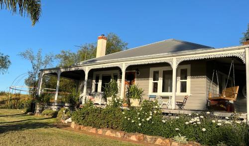 Swan Reach House | Bylands Cottage Historic Home - Tambo river views and pet friendly