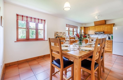 Strefford Cottage | BYNE BROOK COTTAGE, pet friendly, with a garden in Strefford