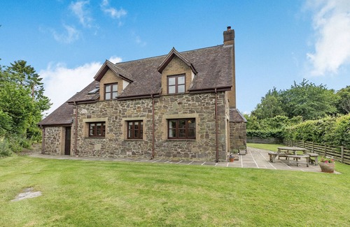 Strefford Cottage | BYNE BROOK COTTAGE, pet friendly, with a garden in Strefford