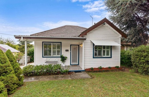 Orange East House | Byng Cottage - Close to town - Neat & Tidy