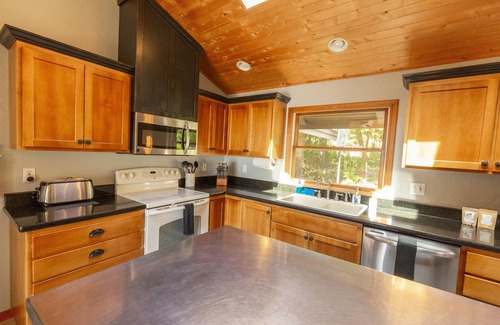 Gold Beach House | Byrdies Beach House - private beach and ocean view