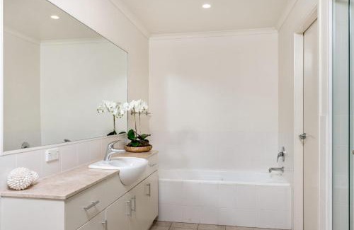 Byron Bay Apartment | Byron Bay Accom Unit 2 8 Lawson Street, Byron Bay - Absolute Solace