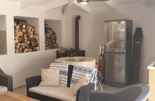 Kioni Apartment | Byron House - Apartment 1