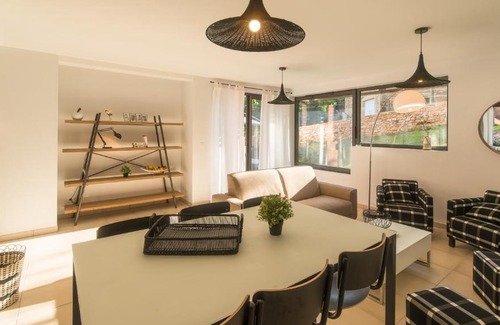 Sarlat-la-Caneda Historic Center Apartment | Côté Jardin avec Jacuzzi Privatif et parking privé