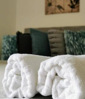 Cannock House | C Amazing 5 Beds Sleeps 7 For Worker or Families by Your Night Inn Group