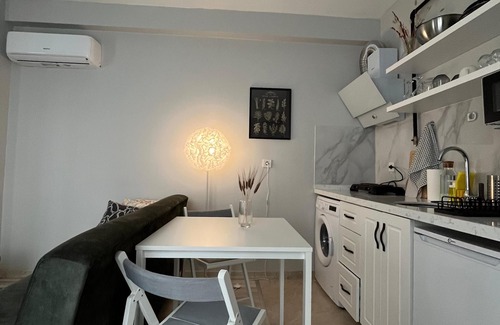 Beyoglu Apartment | C-Charming 1-bedroom apartment with WiFi and AC in vibrant Istanbul