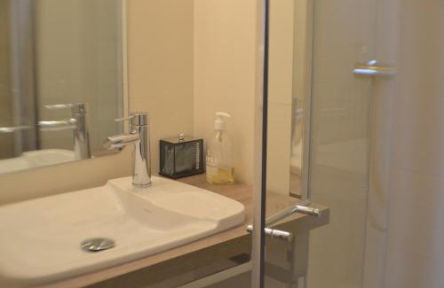 Saint Genes Bed & Breakfast | C'est une maison bleue - a blue lodge in Bordeaux