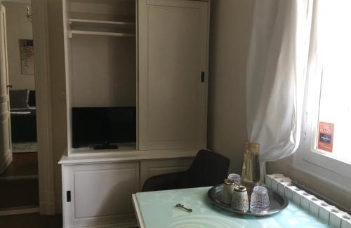 Saint Genes Bed & Breakfast | C'est une maison bleue - a blue lodge in Bordeaux