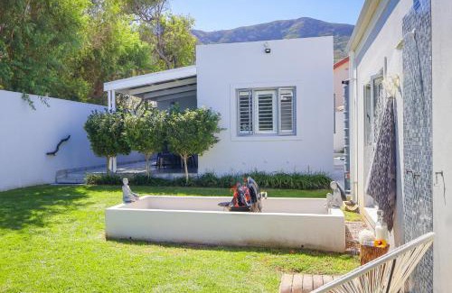 Onrus Apartment | C'estÇa Cottage Modern Luxurious Sounds of the Sea