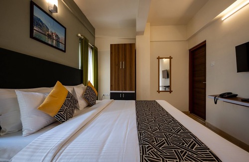 Kaloor Hotel | C J Grande Business Hotel