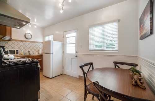 South Redondo Apartment | #C Updated 2 bed, 1 block to Beach, Esplanade, Riviera Village shopping!