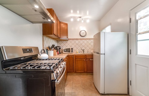 South Redondo Apartment | #C Updated 2 bed, 1 block to Beach, Esplanade, Riviera Village shopping!