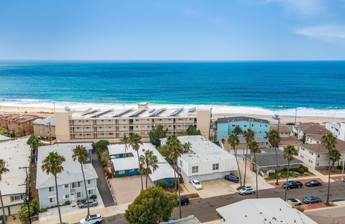 South Redondo Apartment | #C Updated 2 bed, 1 block to Beach, Esplanade, Riviera Village shopping!