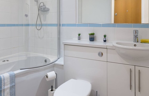 Gabalfa Apartment | CA.PHN - Modern 2 bedroom flat with parking in Cardiff