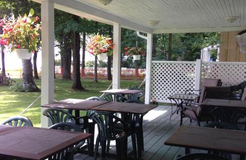 Saint-Laurent-de-l'ile d'Orleans Hotel | Auberge Les Blancs Moutons