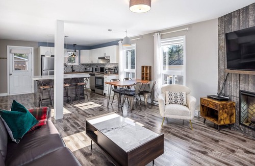 Sainte-Marguerite-du-Lac-Masson House | Charming Cottage Steps to The Lake