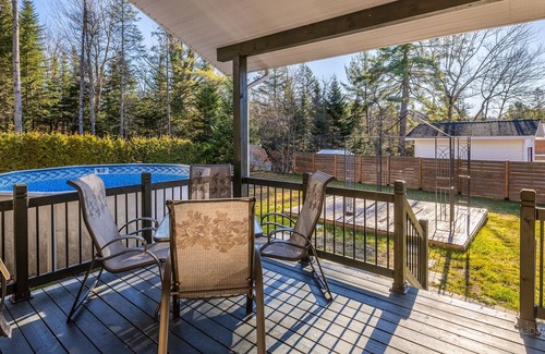 Sainte-Marguerite-du-Lac-Masson House | Charming Cottage Steps to The Lake