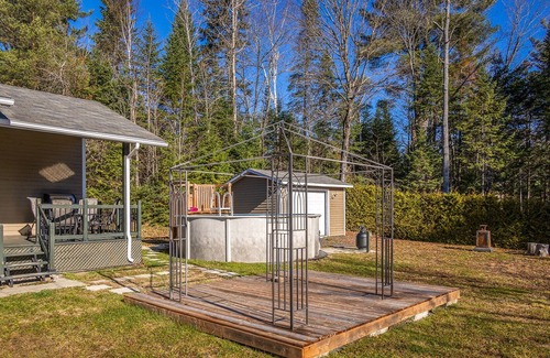 Sainte-Marguerite-du-Lac-Masson House | Charming Cottage Steps to The Lake