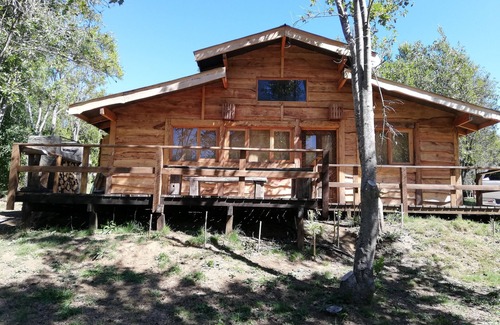 Pucon House | Cabaña rústica 2 maravillosa,con troncos nativos, con orilla de Río Trancura