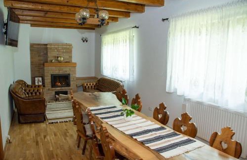 Campulung Moldovenesc House | Cabana din poiană
