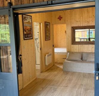 Clermont-l'Herault Ski Chalet | Cabane en bois pour 5 personnes avec espace extérieur privatif et climatisation