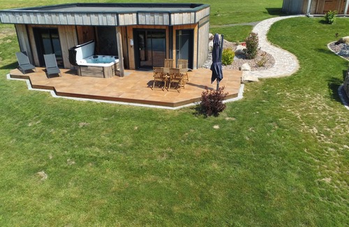 Anould Cottage | Cabane moderne et atypique au calme face à la nature, avec spa privatif