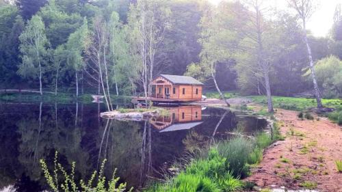 Saint-Martin-du-Puy Ski Chalet | Cabane pilotis sur étang, au lac de Chaumeçon