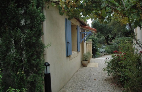 Rognonas Cottage | "Cabanon" - sleeps 2 self catering studio gite 10mins from Avignon!